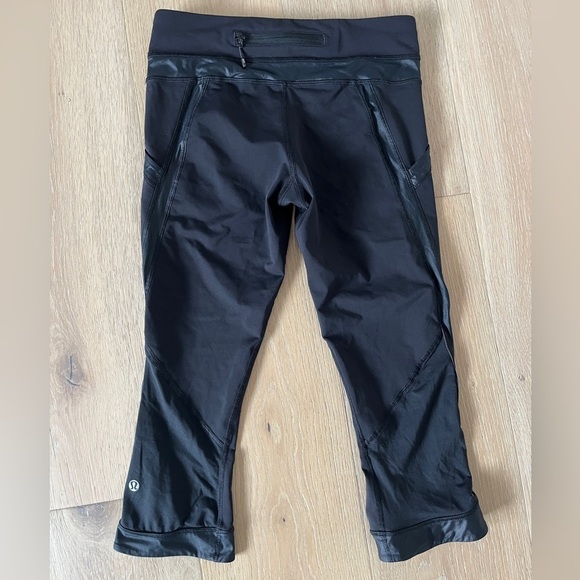 lululemon athletica Pants - Lululemon Black Chase Me Satin Trim Cropped 19” Leggings Sz 6*G26